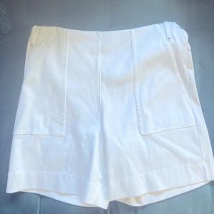 M White shorts, pull on